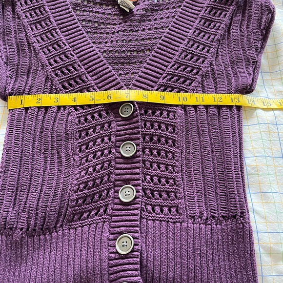 Mudd Knit/Crotchet Short 1/4” Sleeve V-neck Top - Picture 7 of 9
